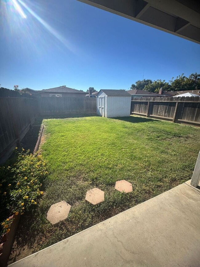 Building Photo - 2 Bedroom, 1 Bath with Garage near Hospital.