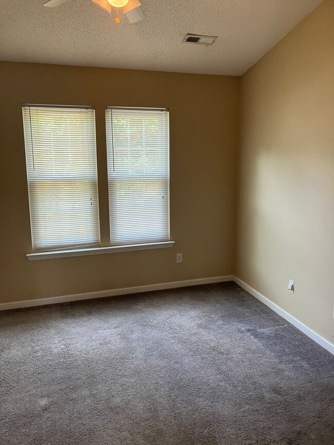 Building Photo - 2 bed, 2.5  bath townhome in Towne Meadows...