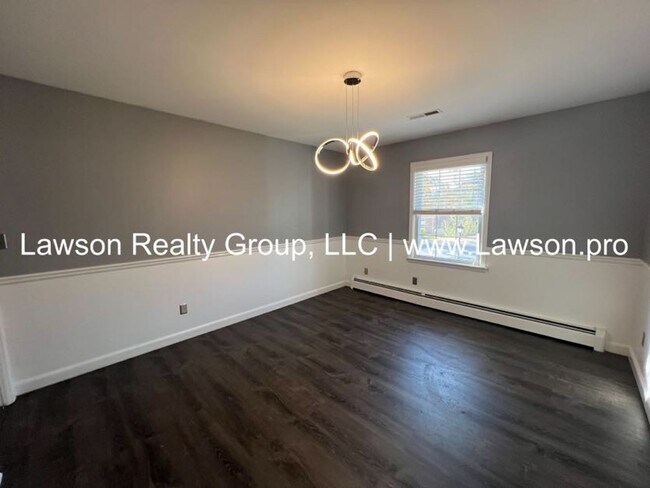 Building Photo - Very Nice & Spacious Home in Hidden Valley Neighborhood - Pet Friendly!