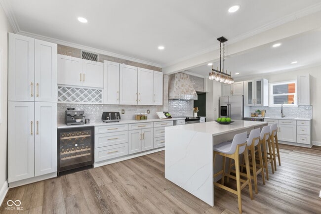 Building Photo - 721 E 23rd St