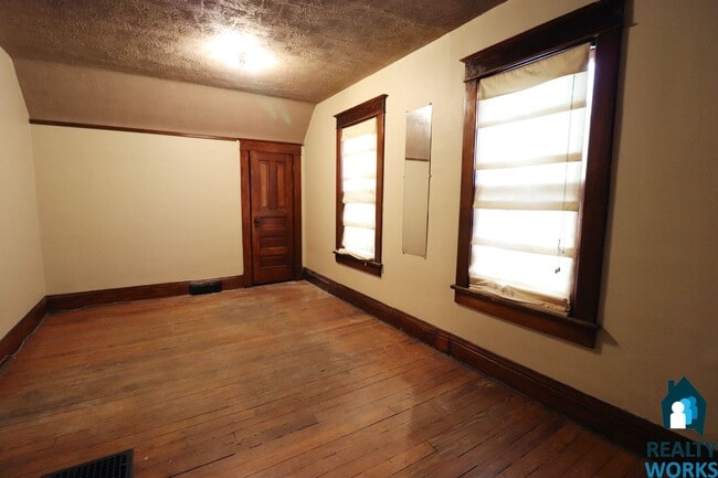 Building Photo - 3 Bedroom Home Available!