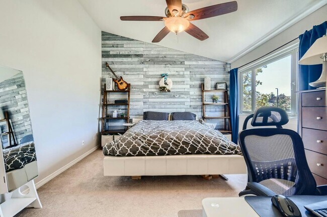 Building Photo - 16242 Hollyridge Dr