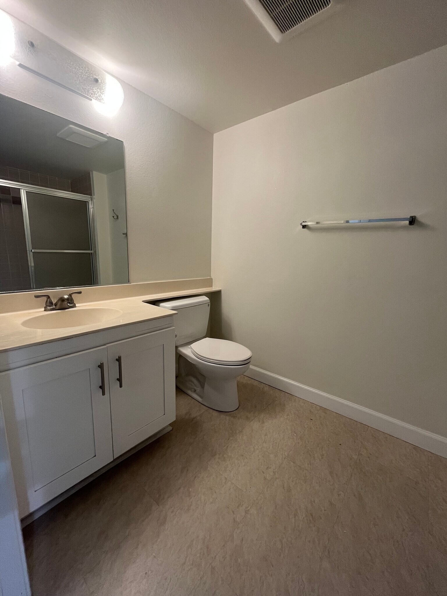 Bath #2 - 522 N Jackson St