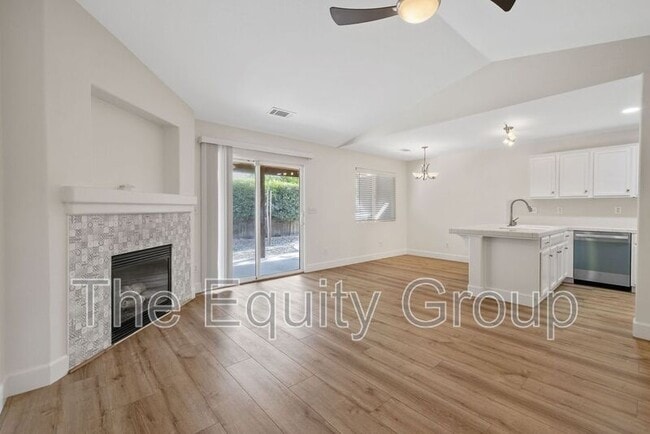 Building Photo - 3835 E Oak Ave