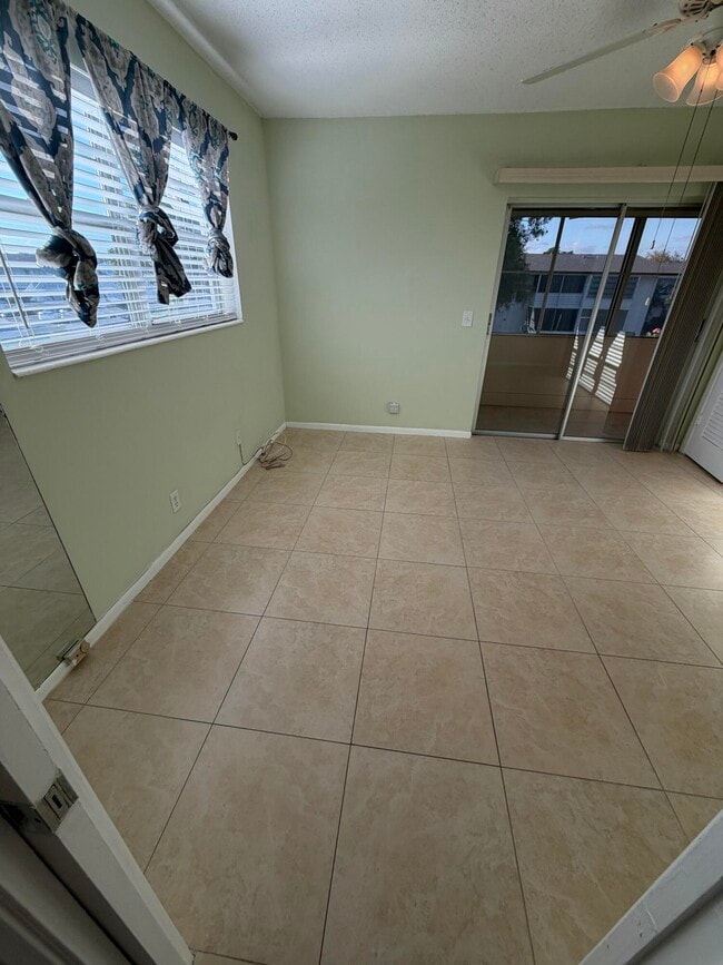 Building Photo - 185 Salisbury E