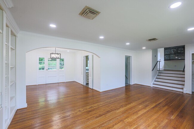 Building Photo - 2302 Farringdon Rd
