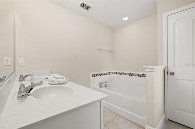 Building Photo - 5373 Oakbourne Ave