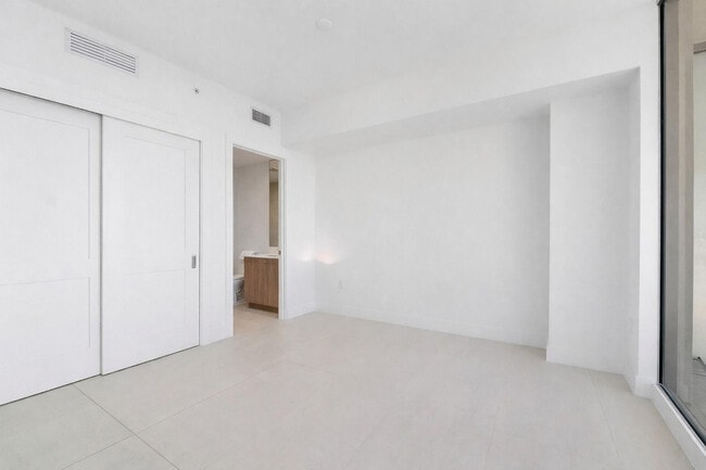 Building Photo - 153 N Seabreeze Blvd