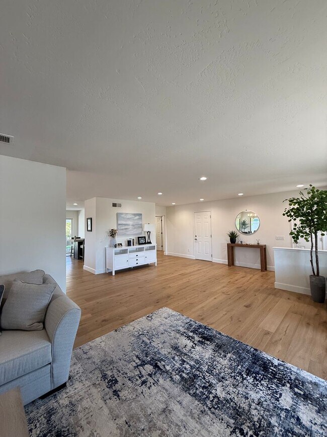 Building Photo - Gorgeous Remodeled 2Br/2Ba house W/2 Car attached  Garage in Oaks North