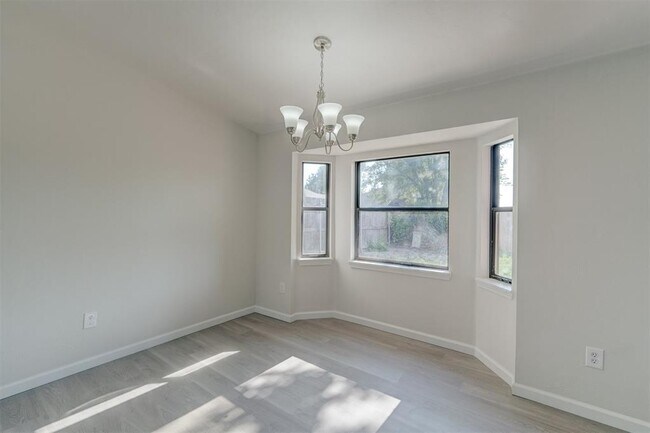 Building Photo - 11601 Matthews Ave