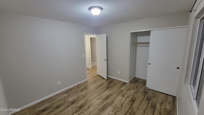 Building Photo - 607 N Palm Cir