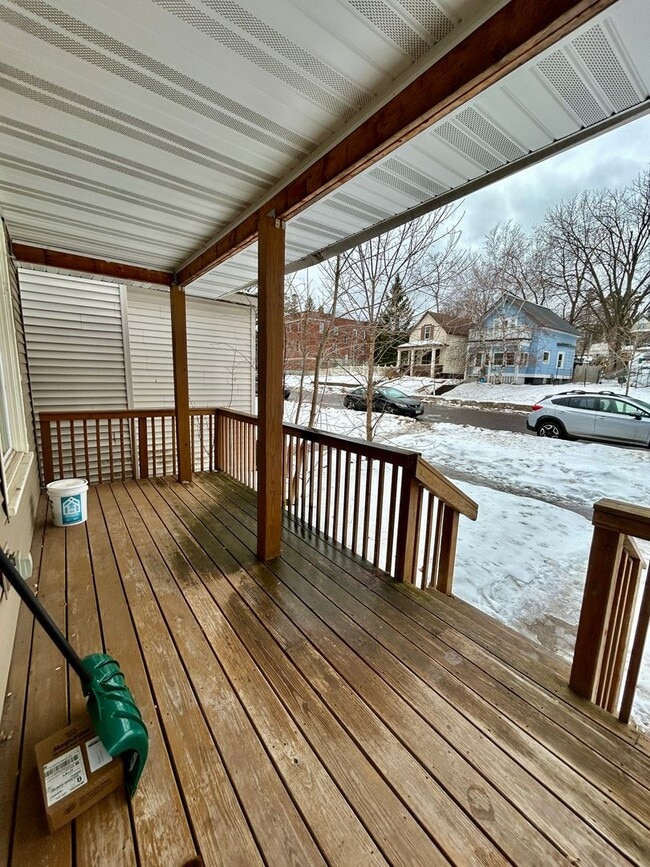 Building Photo - AVAILABLE JUNE- Gorgeous 4 Bed, 1 Bathroom Hillside Home!