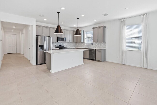 Building Photo - 758 SE Courances Dr