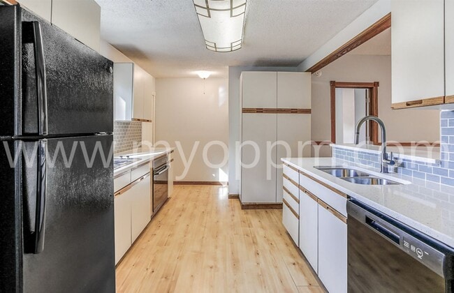 Building Photo - Beautiful 2 Bedroom / 1 Bathroom Home | Ne...
