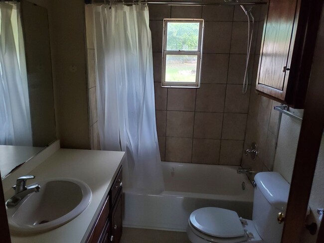 Building Photo - 2 bed 1 bath house with central heat and a...