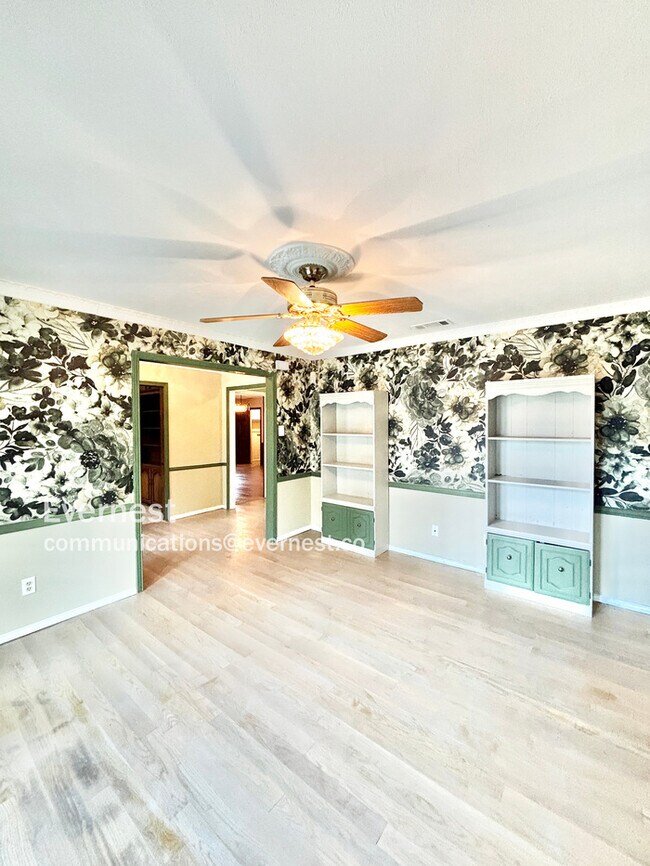 Building Photo - 1120 Stratford Dr