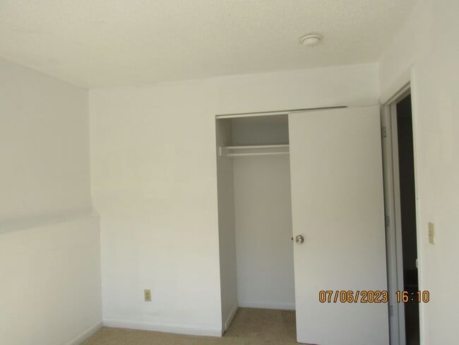 Building Photo - PRICE REDUCED! COMFORTABLE, SINGLE FAMILY HOME!