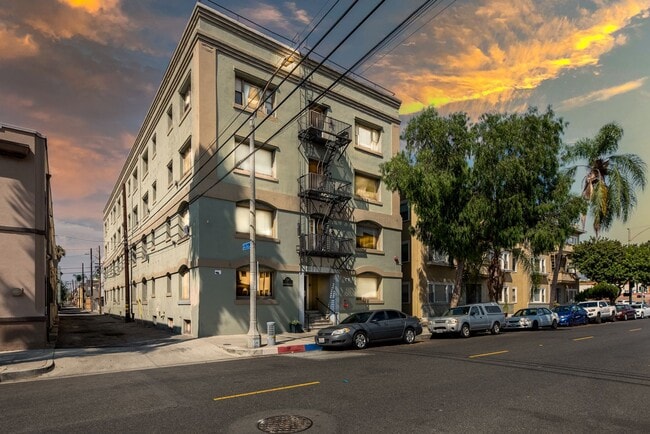 Building Photo - Remodeled Condo blocks form Beach & Downto...