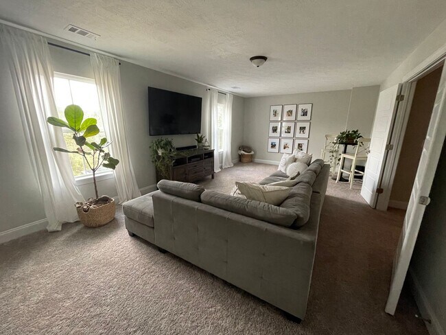 Building Photo - Beautiful Home located in Evans