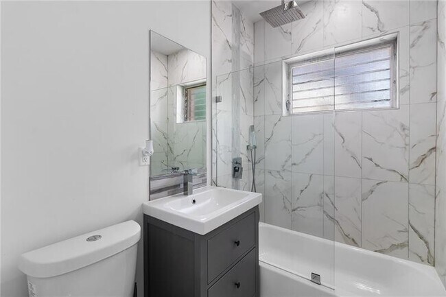 Building Photo - 811 SW 26th Ct