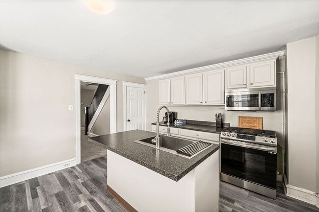 Building Photo - 212 Amelia St