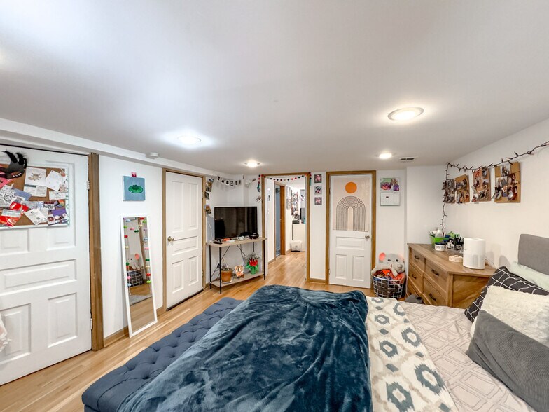 Building Photo - 1418 W Henderson St