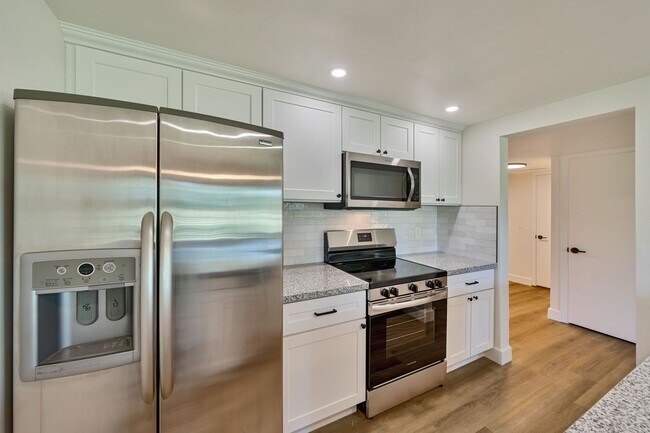 Building Photo - Renovated 2 Bedroom Condo Located on the F...