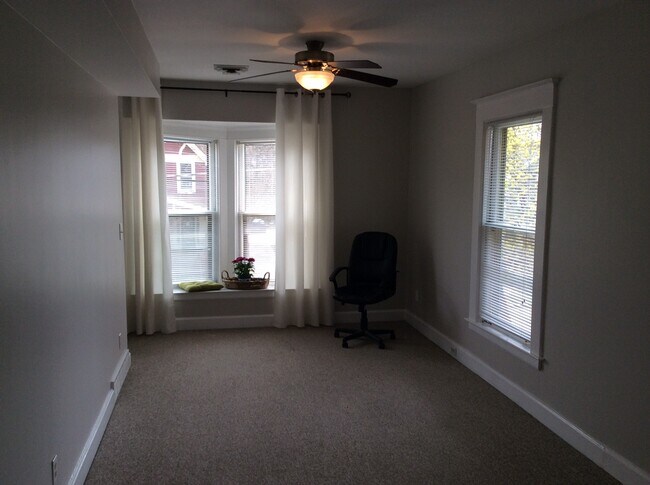 Building Photo - 235 Lyon St NE