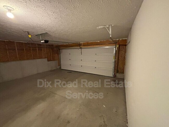 Building Photo - 1024 Golfview Dr