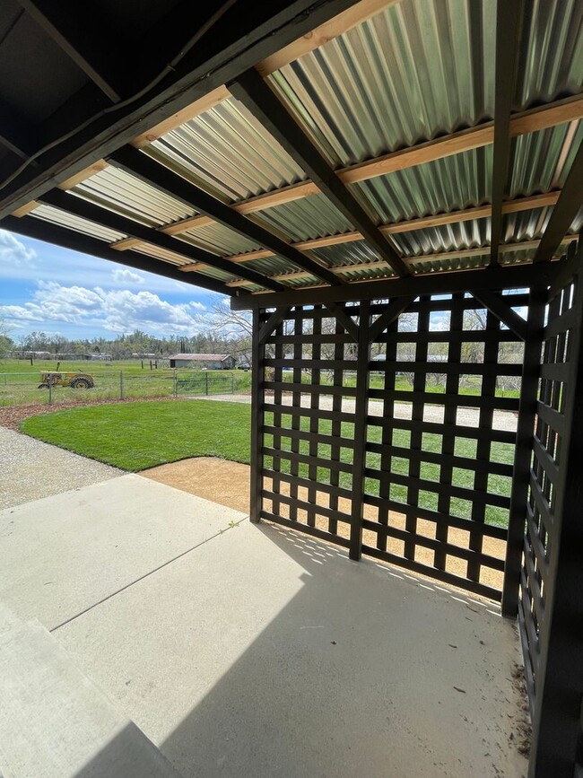 Building Photo - Looking for a home w/ property??