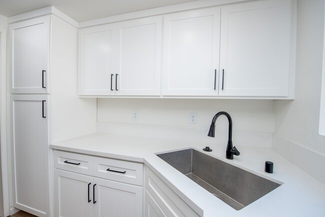 Building Photo - Remodeled Townhome