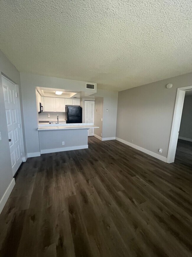 Building Photo - ONE BEDROOM ONE BATHROOM!! With LAKEVIEW!
