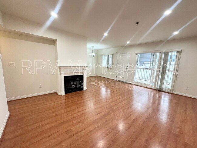 Building Photo - 843 Hayworth Ave