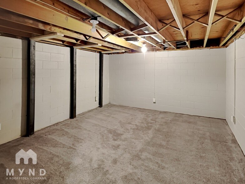 Building Photo - 6372 Birchview Dr S