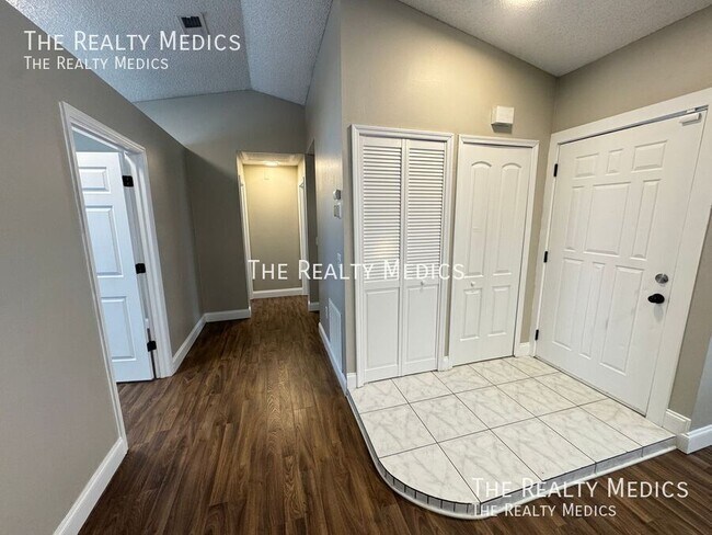 Building Photo - 313 Azincourt Ln