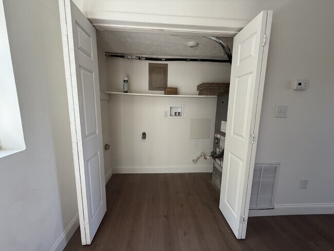 Building Photo - This fully updated 2-bedroom, 1.5-bath uni...