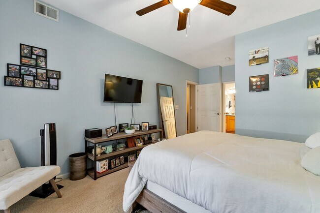 Building Photo - Updated 2 Bedroom, 2 Bath First Level Condo in Gated Community