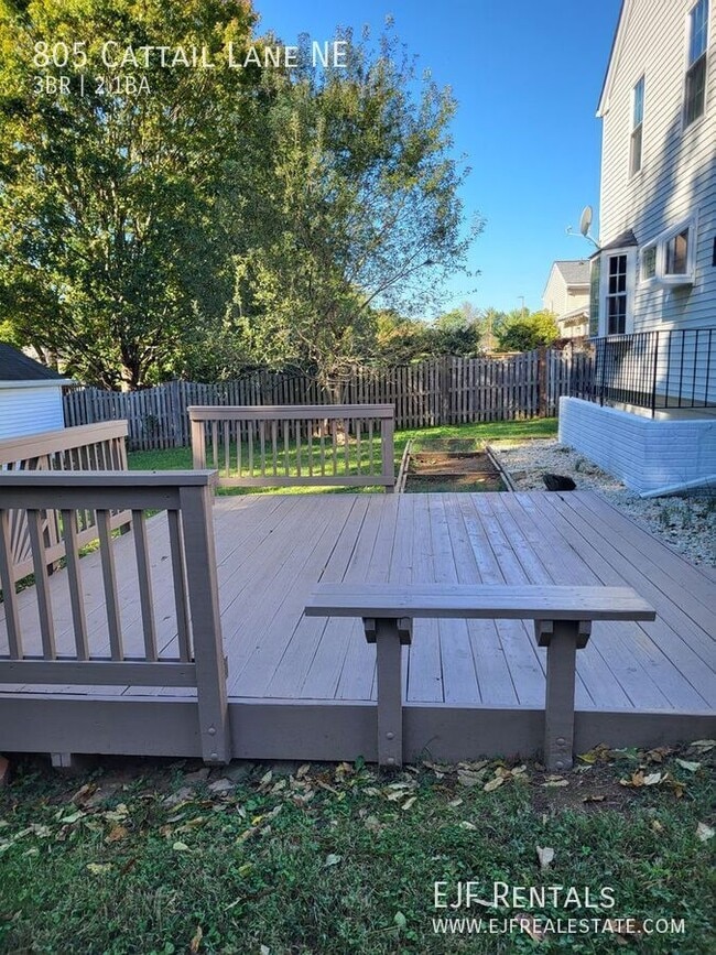 Building Photo - 805 Cattail Ln NE