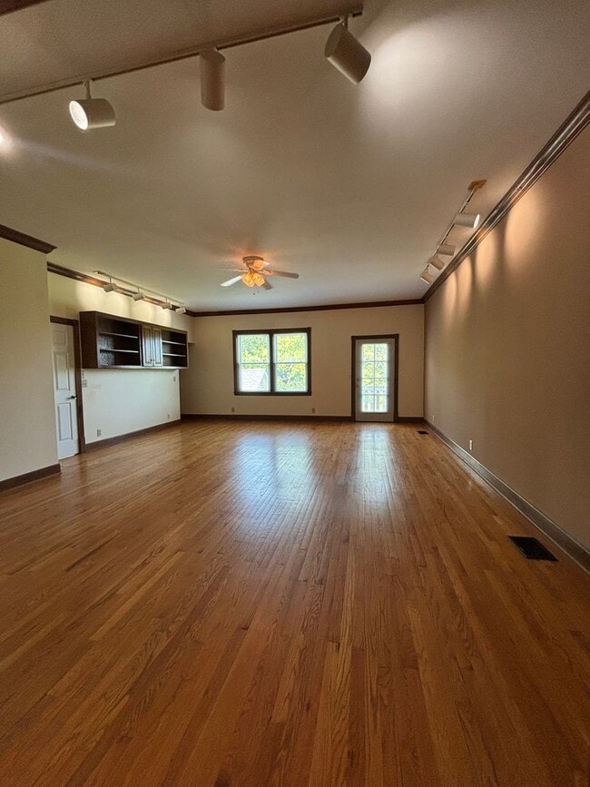 Building Photo - 104 Fairway Dr