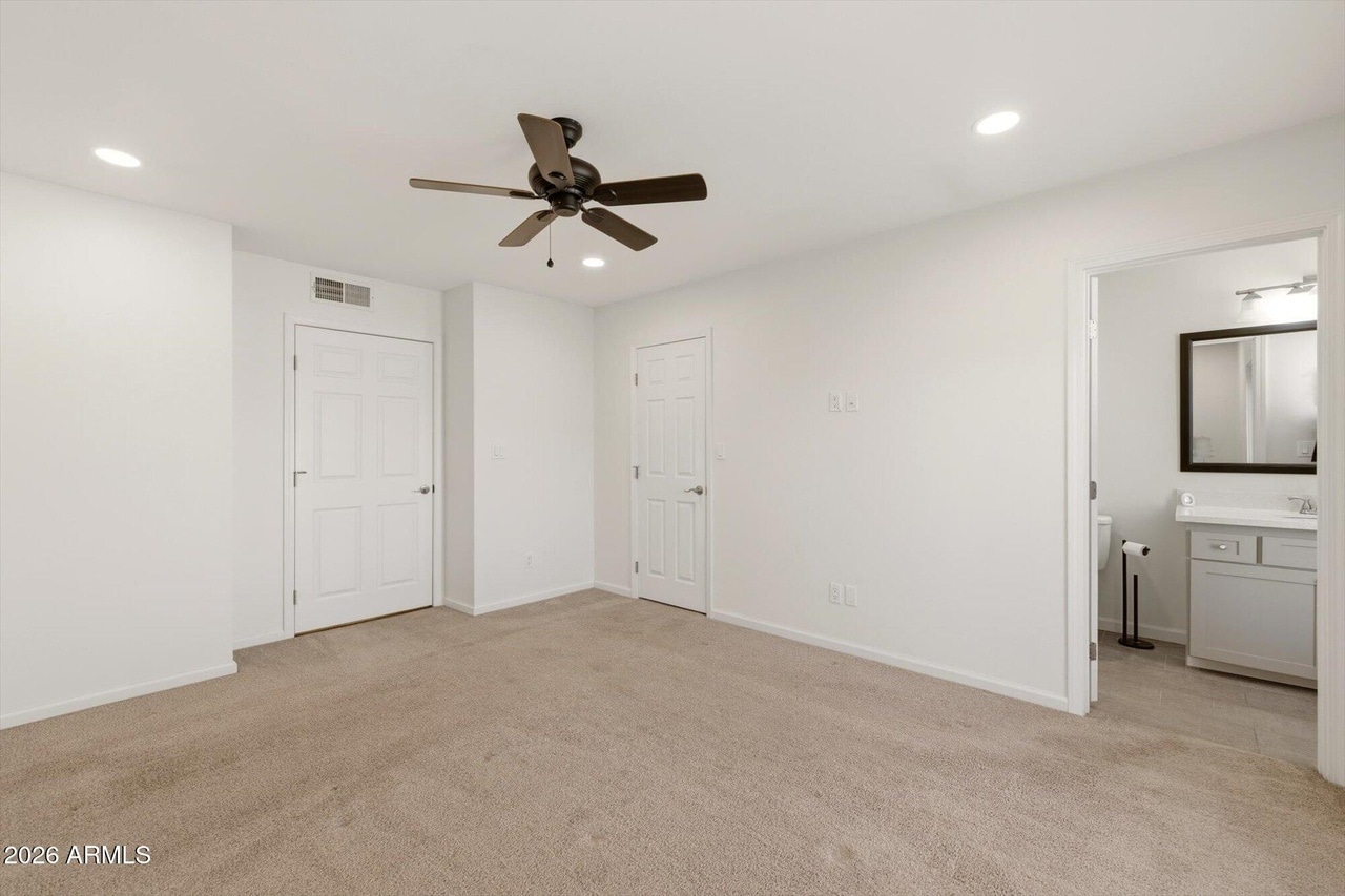 Master bedroom - 5142 E Edgemont Ave
