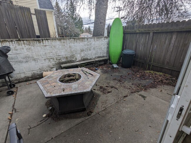 Building Photo - Cherry St Duplex