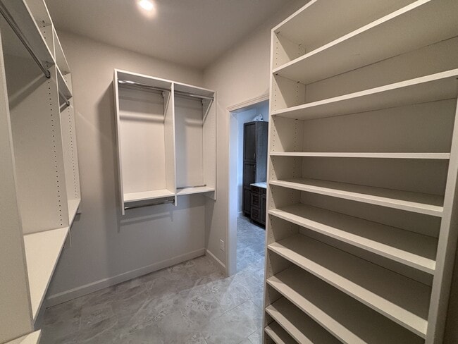 Building Photo - 420 Lake Forest Dr SE