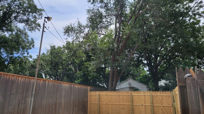 Building Photo - PRE-LEASING FOR September! Quiet Quaint Pr...