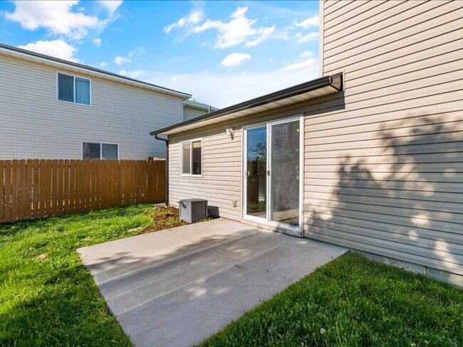 Building Photo - 3 Bedroom 2.5 Bathroom Home in Southwest B...
