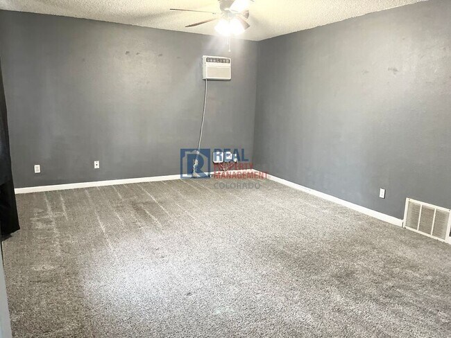 Building Photo - 425 Rosewood Dr
