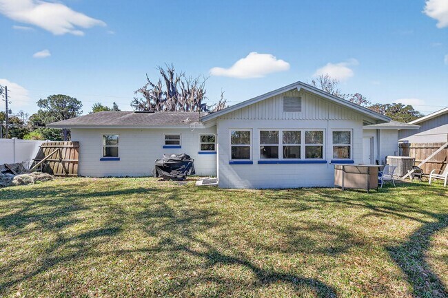 Building Photo - 3 Bedroom Home in Tavares with Large Fenced Backyard