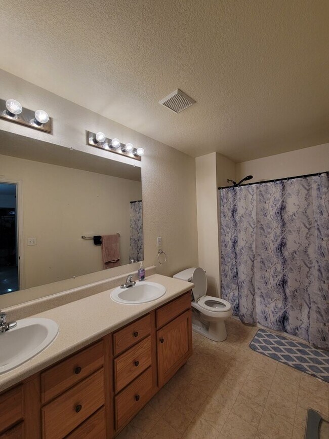 Building Photo - Three-bedroom condo in Denver boasts a lar...