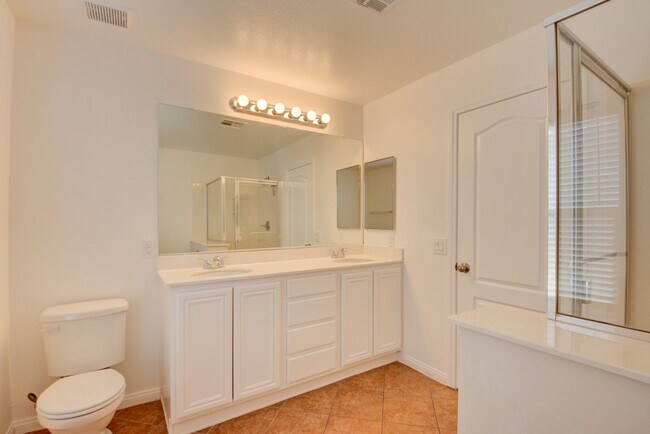 Building Photo - Fabulous 3 bed/2.5 bath two-story home in ...