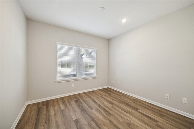 Building Photo - 206 Clark Rd