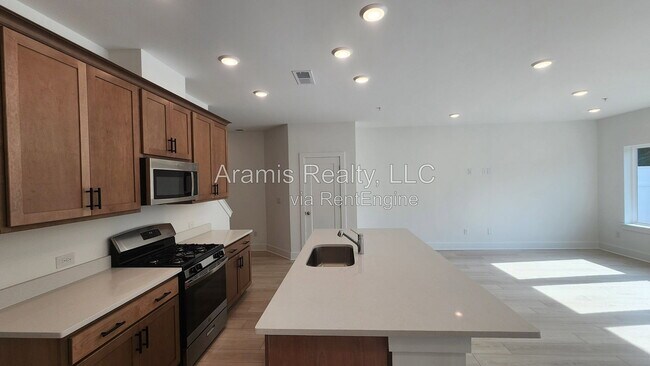 Building Photo - 450 Laurelwood Ln